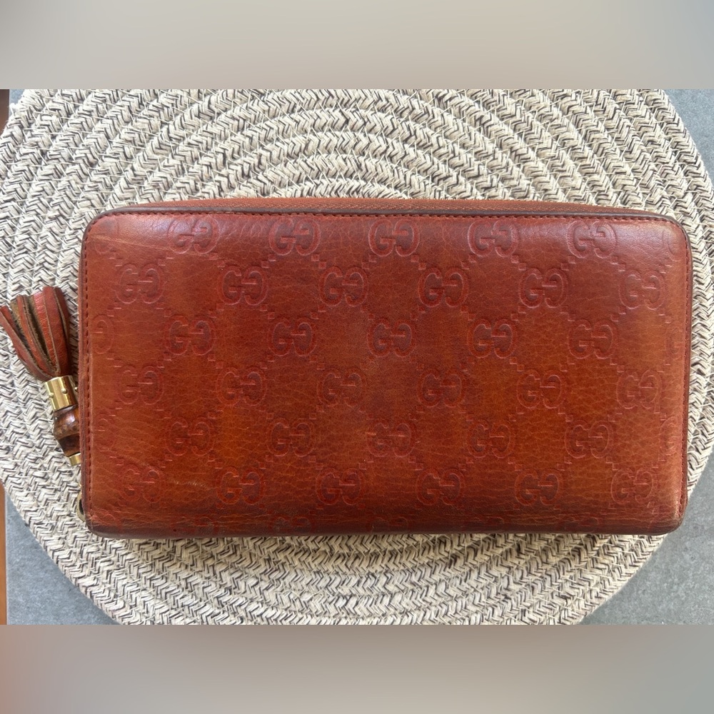 Vintage GUCCI
Woman’s tassel wallet
4x8”